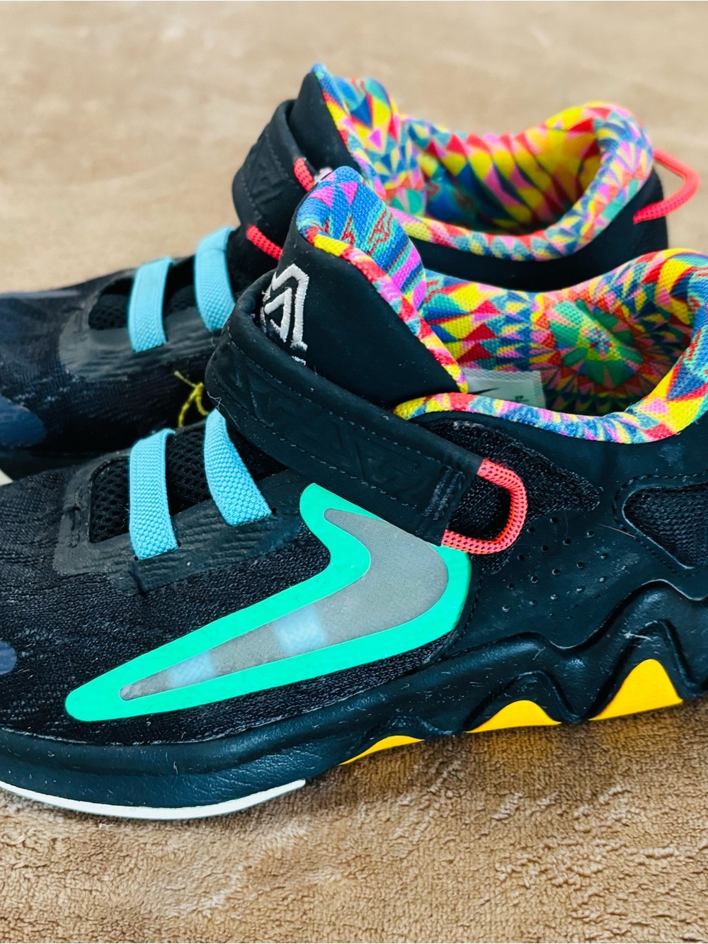 Nike Giannis Black Shoes with Teal Swoosh and Multicolor Lining Youth size 2.5